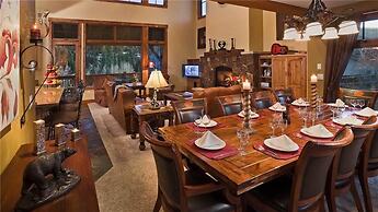 Black Bear Chalet 4 BedroomHoliday home By Moving Mountains