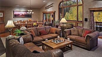 Creekside Chalet 6 BedroomHoliday home By Moving Mountains