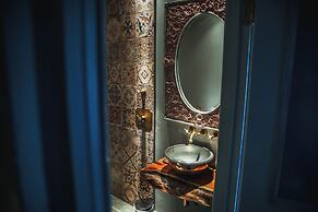 Le Petit Chateau & William de Percy