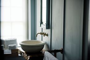 Le Petit Chateau & William de Percy