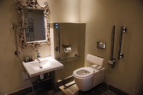 Le Petit Chateau & William de Percy