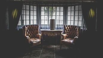 Le Petit Chateau & William de Percy