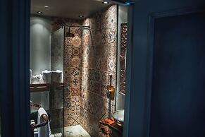 Le Petit Chateau & William de Percy