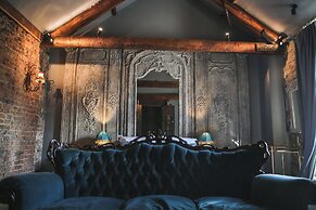 Le Petit Chateau & William de Percy