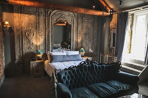 Le Petit Chateau & William de Percy