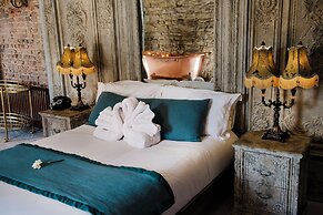 Le Petit Chateau & William de Percy