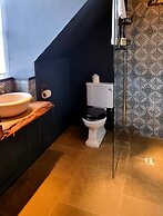 Le Petit Chateau & William de Percy