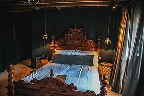 Le Petit Chateau & William de Percy