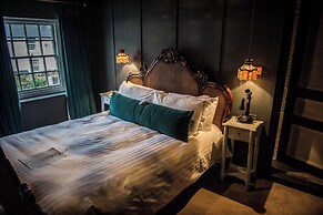 Le Petit Chateau & William de Percy