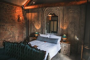 Le Petit Chateau & William de Percy