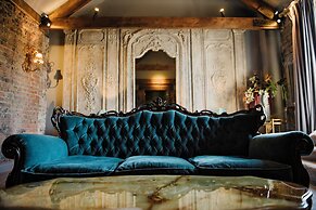 Le Petit Chateau & William de Percy