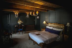 Le Petit Chateau & William de Percy