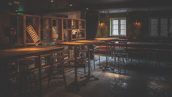 Le Petit Chateau & William de Percy