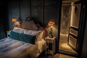 Le Petit Chateau & William de Percy