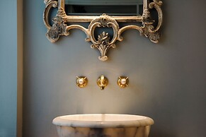 Le Petit Chateau & William de Percy