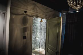 Le Petit Chateau & William de Percy