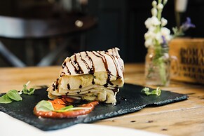 Le Petit Chateau & William de Percy