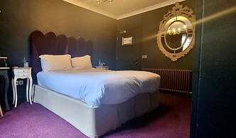 Le Petit Chateau & William de Percy