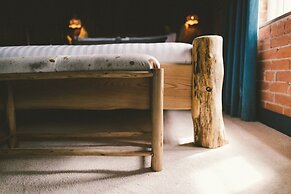 Le Petit Chateau & William de Percy