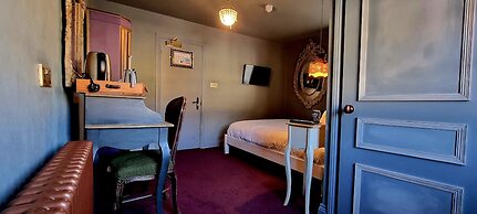 Le Petit Chateau & William de Percy