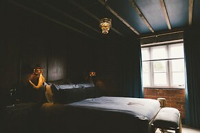 Le Petit Chateau & William de Percy