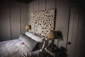 Le Petit Chateau & William de Percy