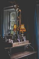 Le Petit Chateau & William de Percy