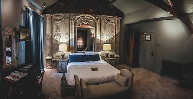 Le Petit Chateau & William de Percy