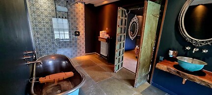 Le Petit Chateau & William de Percy