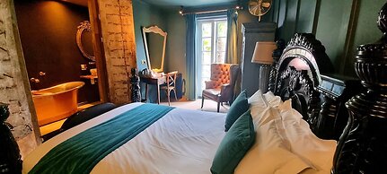 Le Petit Chateau & William de Percy