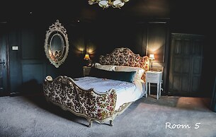 Le Petit Chateau & William de Percy