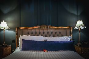 Le Petit Chateau & William de Percy