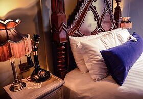 Le Petit Chateau & William de Percy