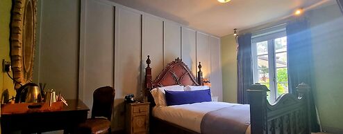 Le Petit Chateau & William de Percy