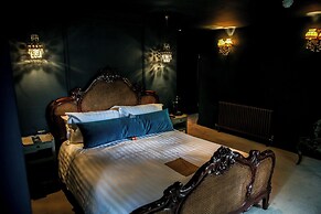 Le Petit Chateau & William de Percy