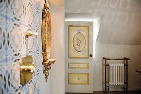 Le Petit Chateau & William de Percy