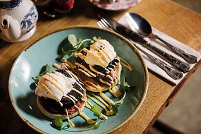 Le Petit Chateau & William de Percy