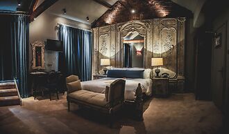 Le Petit Chateau & William de Percy