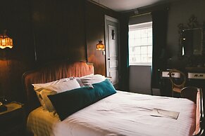 Le Petit Chateau & William de Percy