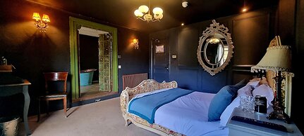 Le Petit Chateau & William de Percy