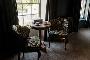 Le Petit Chateau & William de Percy