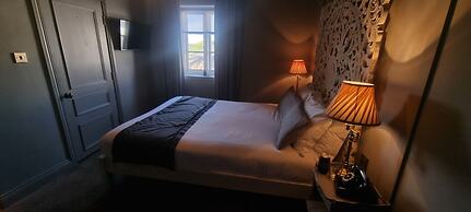 Le Petit Chateau & William de Percy