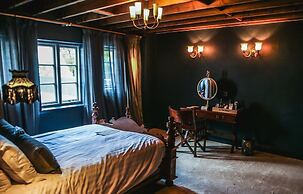 Le Petit Chateau & William de Percy