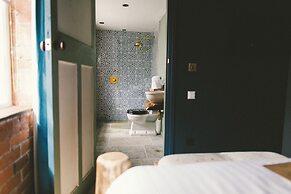 Le Petit Chateau & William de Percy