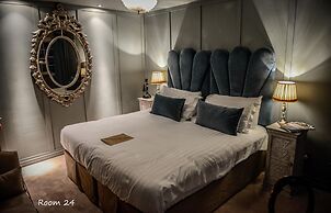 Le Petit Chateau & William de Percy