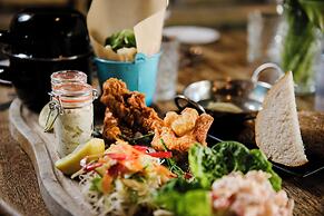 Le Petit Chateau & William de Percy