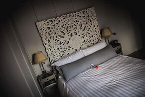 Le Petit Chateau & William de Percy