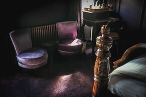 Le Petit Chateau & William de Percy