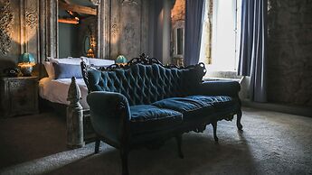 Le Petit Chateau & William de Percy