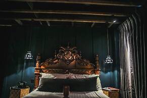 Le Petit Chateau & William de Percy